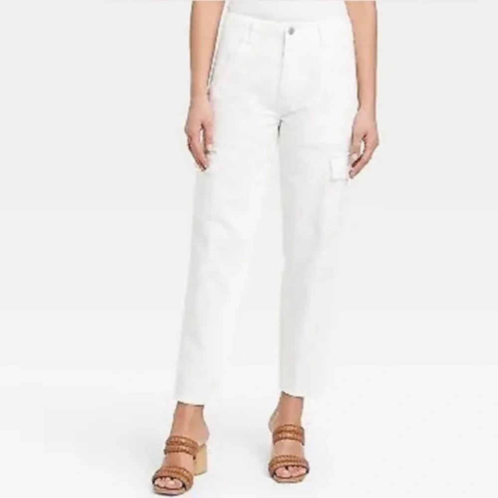 Universal Thread NWT White Cargo Pants, Boyfriend Fit 18" waist - Picture 1 of 7